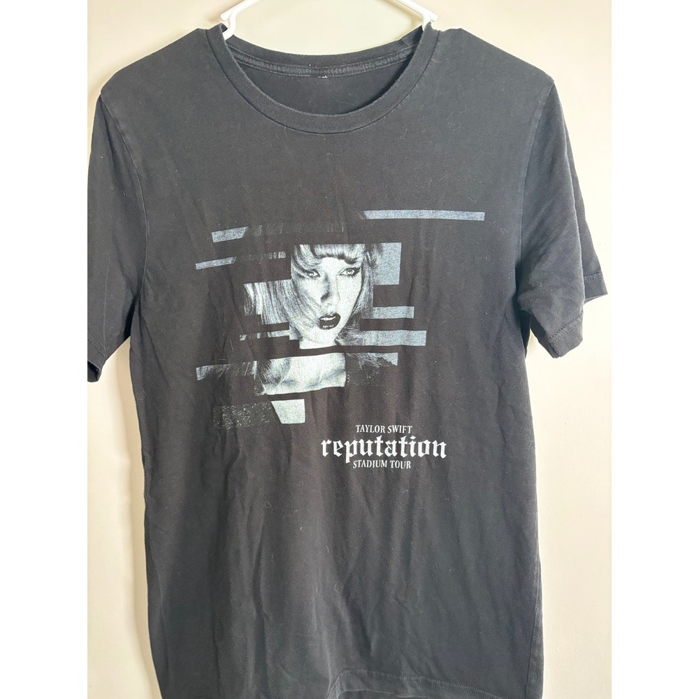 Taylor Swift Reputation Stadium Tour 2018 Concert T-Shirt Black Graphic Tee